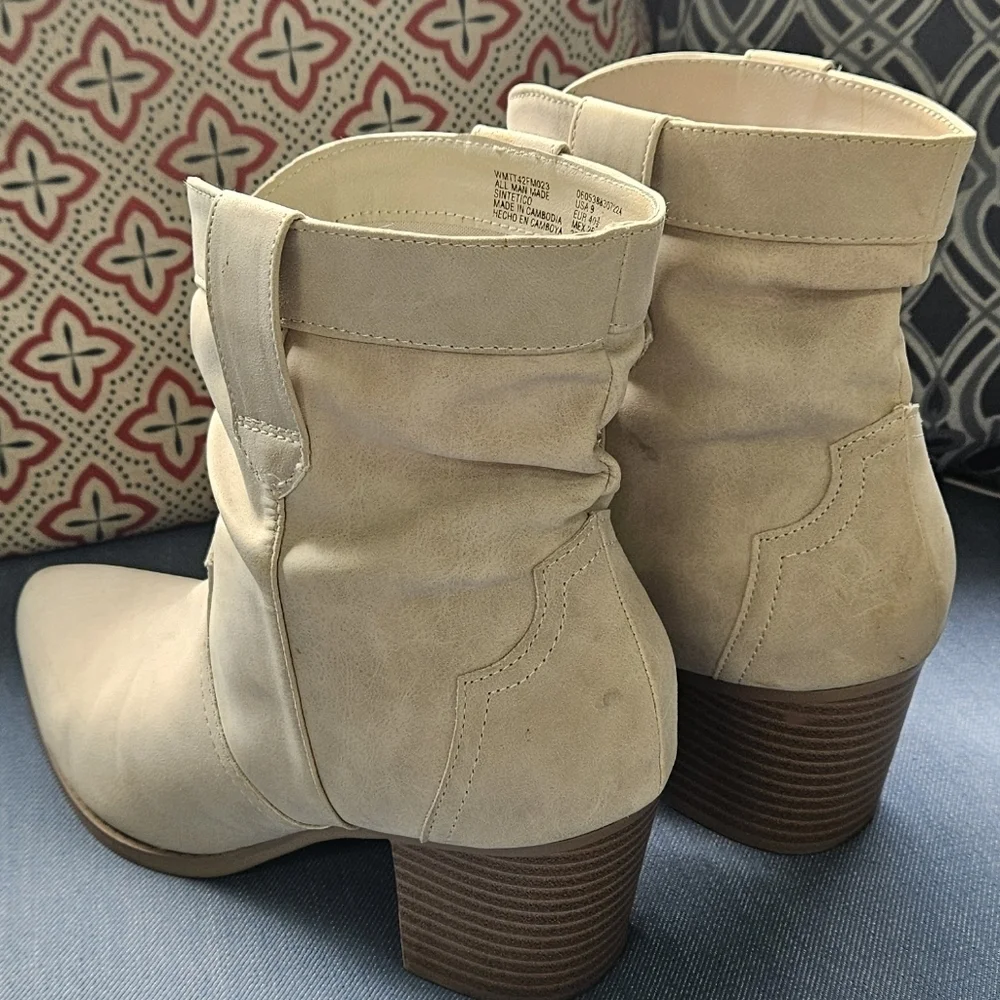🌟Like New- Western Faux Suede Beige Ankle Boots🌟